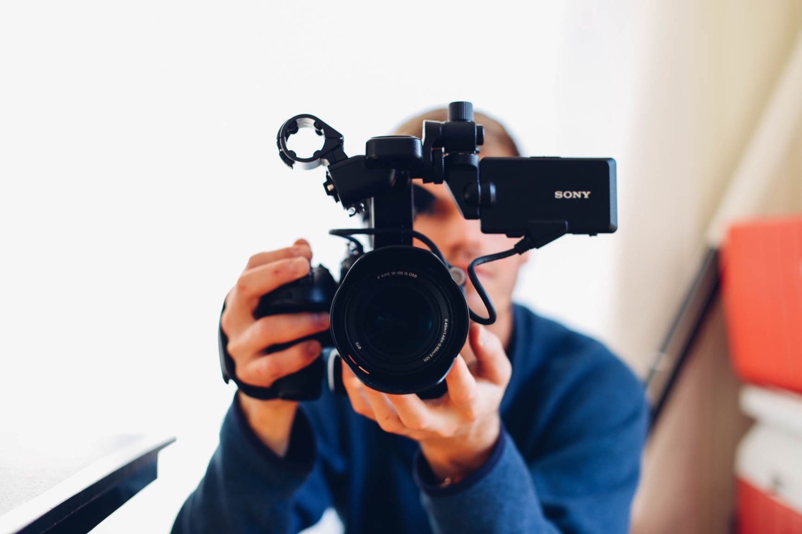 Videograf mit Kamera