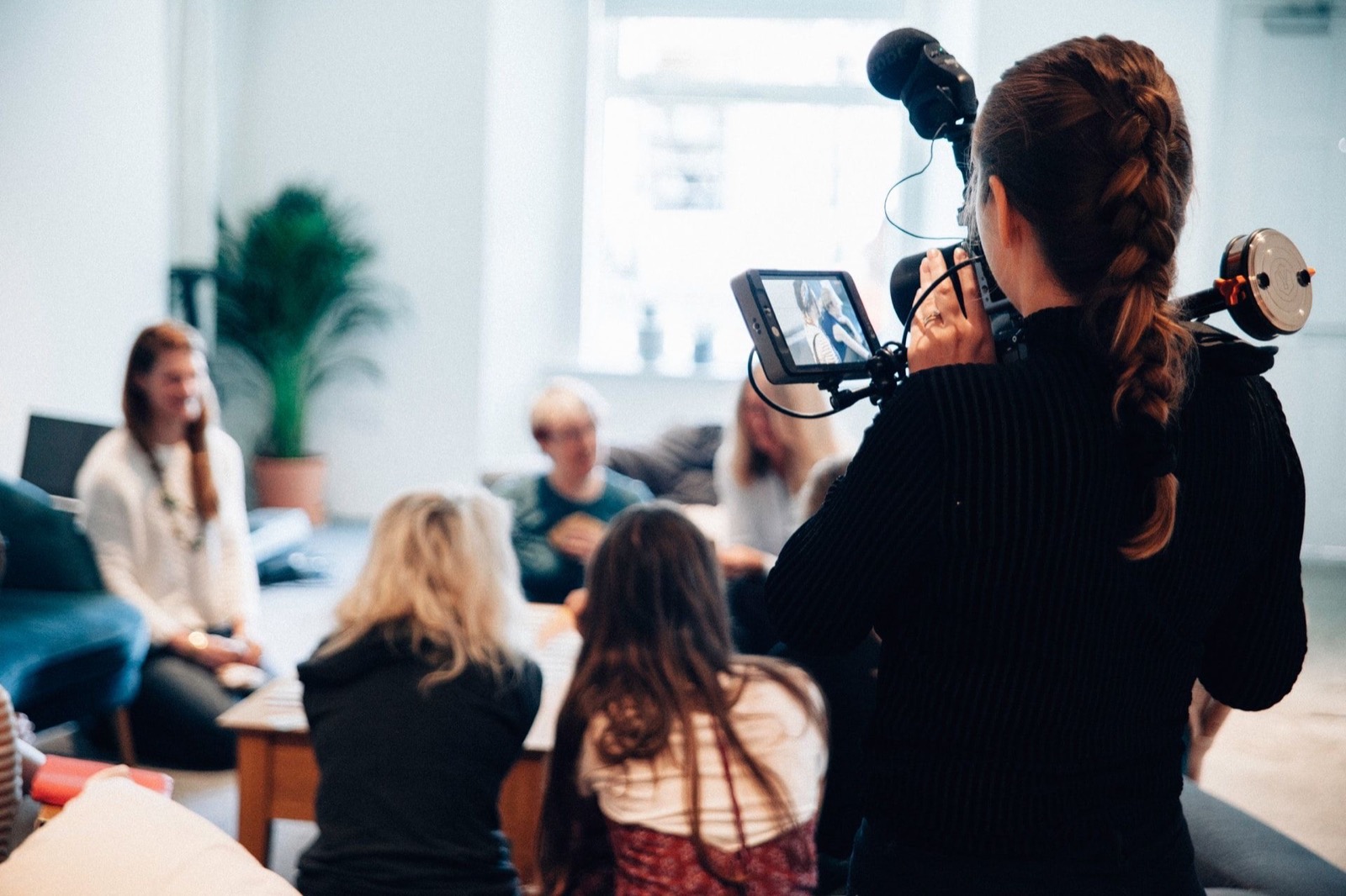 Videografin filmt eine Gruppe bei einem Workshop